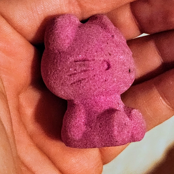 UV Reactive Honeycomb Ruby Hello Kitty Crystal Carving - Picture 3 of 7